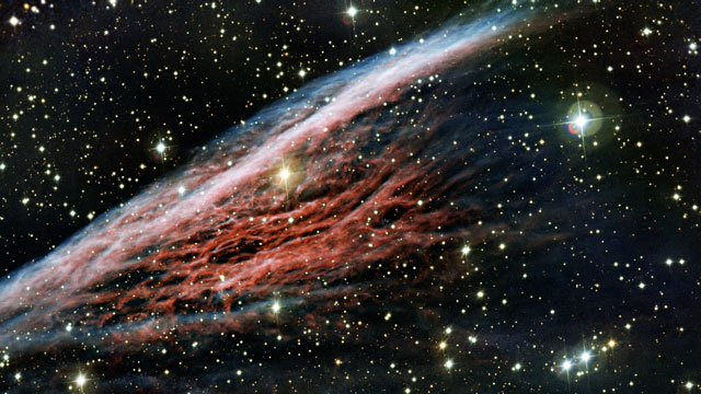 Panorâmica da Nebulosa do Lápis, um resto de forma estranha resultante de uma vasta explosão
