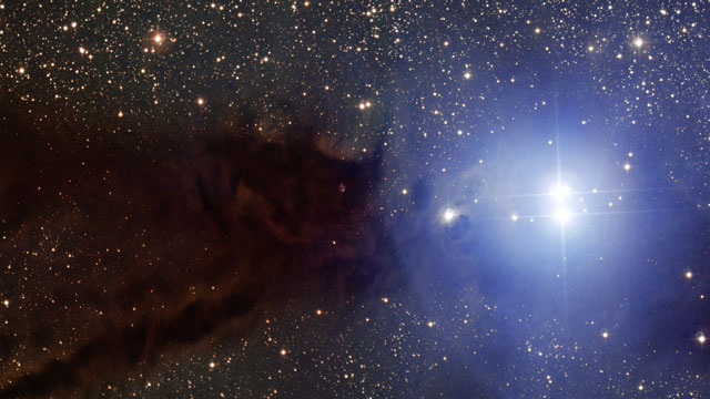 Zoom auf die Dunkelwolke Lupus 3 und die zu ihr gehörenden heißen, jungen Sterne