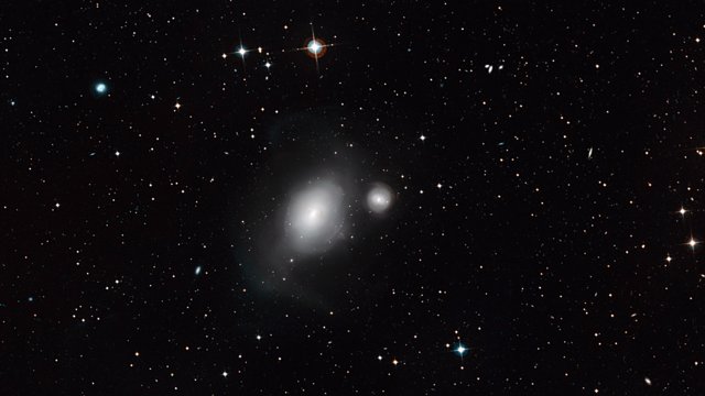 Inzooming på galaxerna NGC 1316 och 1317