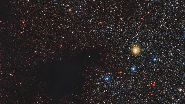 Vista panorâmica da nebulosa escura LDN 483