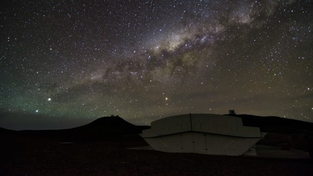 Budova systému dalekohledů NGTS na observatoři Paranal