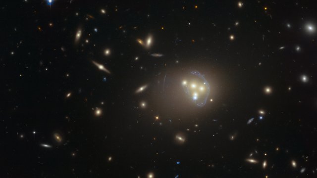 Image de l'amas de galaxies Abell 3827 acquise par Hubble 