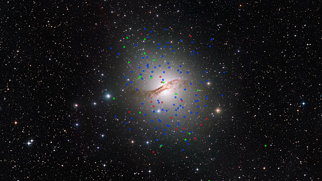 Panorering över den gigantiska elliptiska galaxen Centaurus A (NGC 5128) och dess underliga klothopar