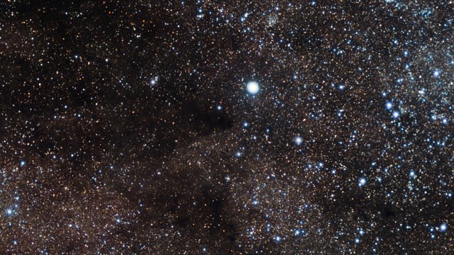 Zoom auf den dunklen und staubhaltigen Kohlensacknebel