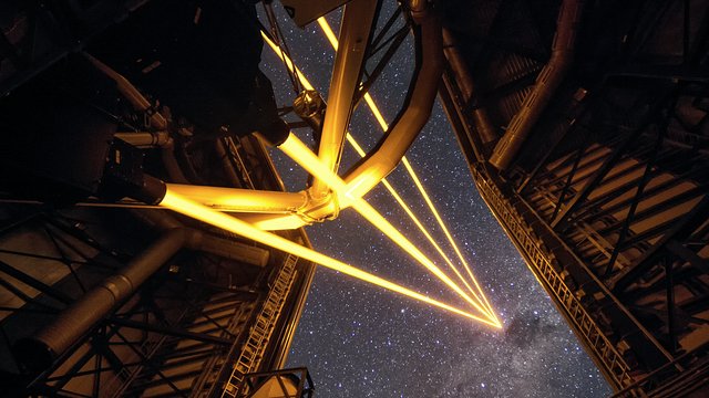 Het krachtigste laser-richtstersysteem ter wereld ziet eerste licht op de Paranal-sterrenwacht