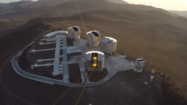 Das leistungsstärkste Laserleitsternsystem der Welt sieht am Paranal-Observatorium Erstes Licht