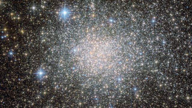 Zooming on the star cluster Terzan 5