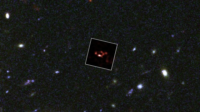 Zoom auf die junge staubhaltige Galaxie A2744_YD4
