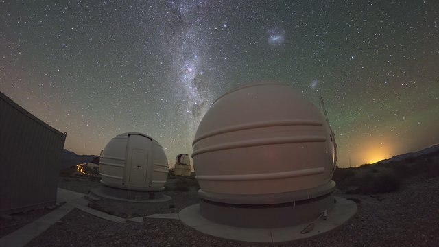 Sequência time-lapse da infraestrutura de busca de planetas, ExTrA, instalada em La Silla