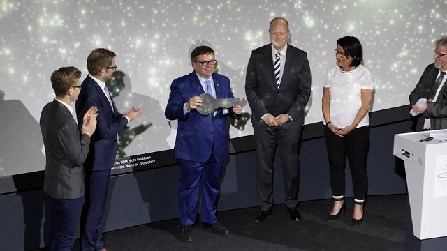 Recopilación de imágenes de la inauguración de ESO Supernova