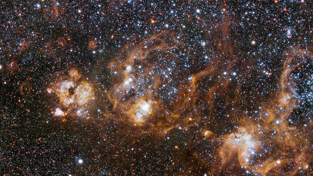Panoramica della ricca regione di cielo intorno alla Nebulosa Tarantola nella Grande Nube di Magellano