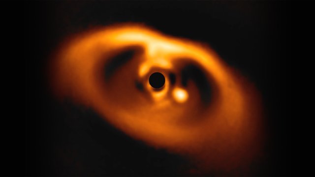 VideoZoom: Ozanžová trpasličí hvězda PDS 70 a její nově objevená planeta