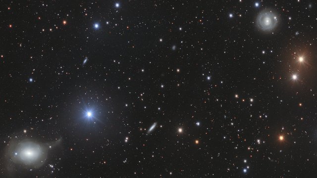 Panorâmica sobre a NGC 5018 e o meio que a rodeia