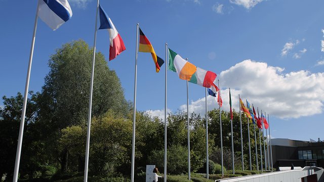 De Ierse vlag wordt gehesen bij het ESO-hoofdkwartier