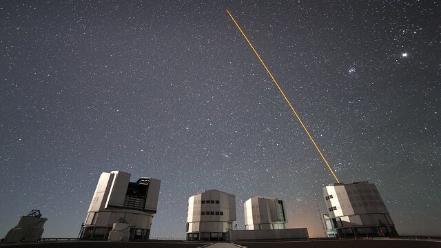 ESOcast 229 Light: Skive med planetdannelse flået istykker af de tre centrale stjerner.
