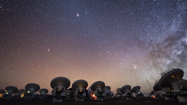 ESOcast 235 Light: Astrónomos observam campos magnéticos nas bordas de buraco negro