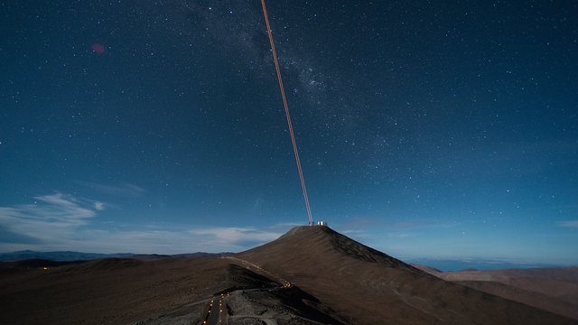 Künstliche Sterne über dem Paranal