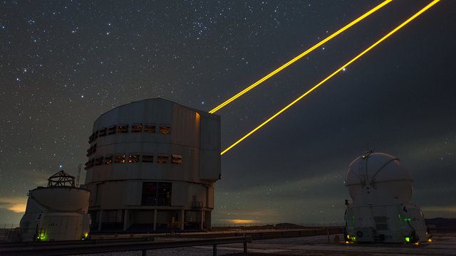 Raggi laser sopra Paranal