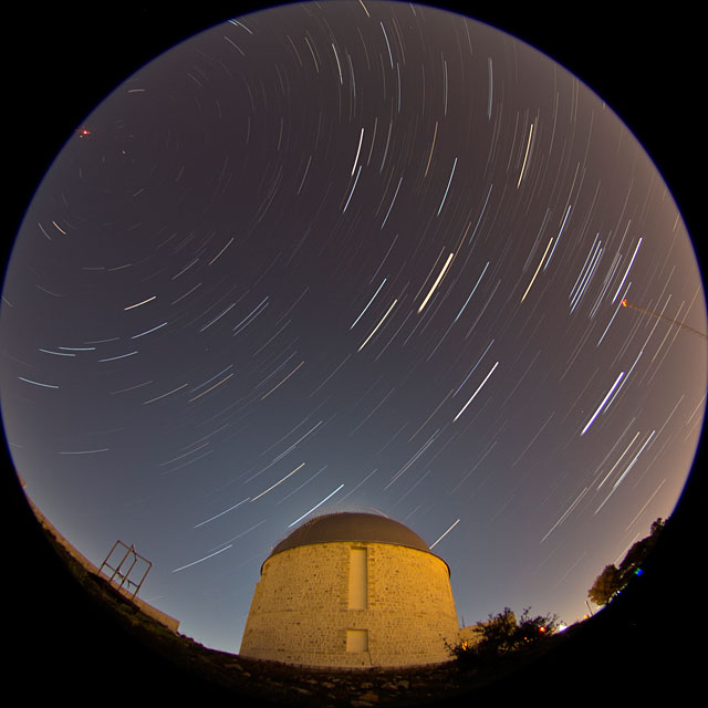 Rastro de estrellas y la Luna en Penteli