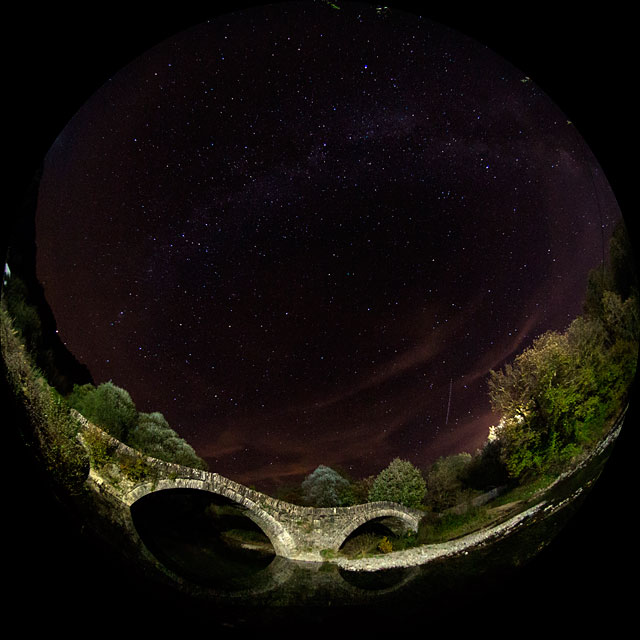 Cielo nocturno sobre el puente Milos