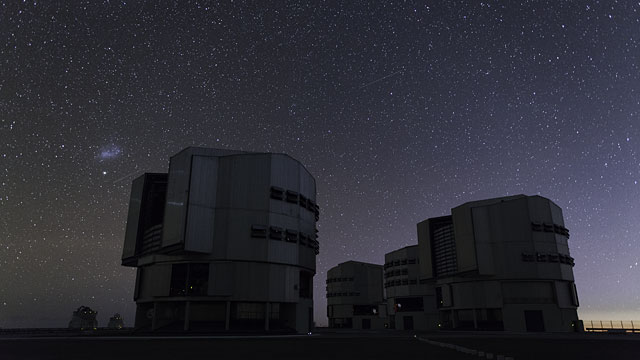 Airplanes over Paranal