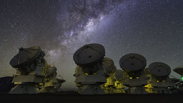 Synchronous dance of ALMA antennas